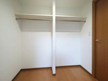 【神奈川県/川崎市多摩区西生田】マイキャッスル生田 サービスルーム（納戸）：約8.3帖
ウォークインクローゼット付き
