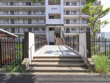 【東京都/多摩市愛宕】愛宕団地 2-3-1号棟 アプローチ