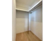【神奈川県/横須賀市浦賀】ラブリハイツ浦賀 B棟 洋室：約6.4帖
ウォークインクローゼット付き