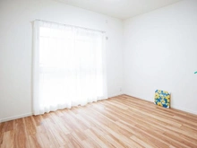 【東京都/稲城市若葉台】若葉台ワルツの杜 H棟 洋室：約7.0帖
ウォークインクローゼット付き