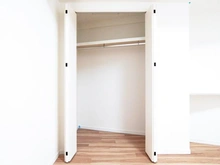 【東京都/稲城市若葉台】若葉台ワルツの杜 H棟 洋室：約5.8帖
カウンター付き