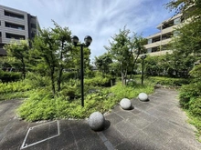 【神奈川県/横浜市港北区新羽町】ルイシャトレ新横浜ガーデンスクウェア 敷地内