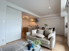 【神奈川県/横浜市港南区大久保】アトラス上大岡ヒルズ リビング：※家具調度品等は販売価格に含まれません。