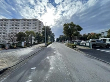 【神奈川県/横浜市金沢区能見台】シティ能見台ふれあいの街 J棟 前面道路