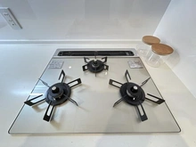 【神奈川県/横浜市金沢区柴町】モアクレストマリンシティ金沢文庫 C棟 キッチン：三口コンロ