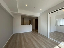 【神奈川県/横浜市金沢区富岡東】ウィンベルコーラス新杉田 リビング：（右）洋室