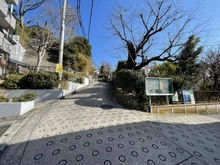 【神奈川県/横浜市金沢区富岡東】ウィンベルコーラス新杉田 前面道路