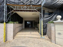 【神奈川県/横須賀市秋谷】グランシティユーロリゾート西海岸通り エントランス：「大規模修繕中」