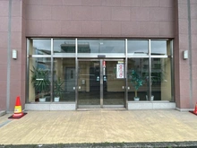 【神奈川県/横浜市磯子区西町】根岸駅前ビル アプローチ