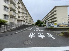 【神奈川県/横浜市港南区港南台】港南台つぐみ団地 13号棟 敷地内