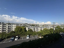 【神奈川県/横浜市青葉区美しが丘】たまプラーザ団地5街区 9号棟 眺望：約5.6帖の洋室からの眺望