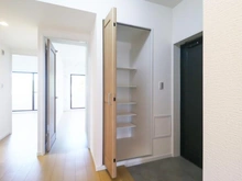 【神奈川県/横浜市都筑区加賀原】シンフォニックヒルズかがやきの街 弐四ー七号棟 玄関：下足入れ