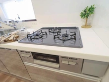 【神奈川県/川崎市宮前区南野川】サンクタス鷺沼ヴィル・ド・ヴェール キッチン：三口ガスコンロ