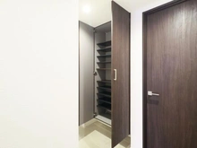 【神奈川県/川崎市宮前区南野川】サンクタス鷺沼ヴィル・ド・ヴェール 玄関：下足入れ