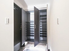 【神奈川県/横浜市都筑区佐江戸町】クレストフォルム市が尾南 玄関：下足入れ