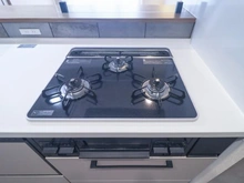 【神奈川県/横浜市都筑区茅ケ崎中央】メイフェア・ミュゼ・レトワールセンター南駅前 キッチン：3口ガスコンロ