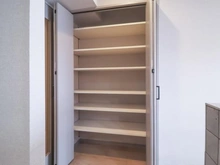 【神奈川県/横浜市都筑区茅ケ崎中央】メイフェア・ミュゼ・レトワールセンター南駅前 リビング・ダイニング：リビング収納