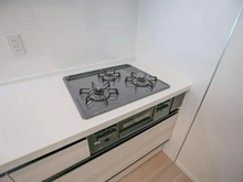 【神奈川県/横浜市青葉区あざみ野】あざみ野団地 3-3-1号棟 キッチン：三口ガスコンロ