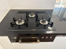 【神奈川県/川崎市宮前区土橋】ロイヤルシーズン宮前平 キッチン：三口ガスコンロ