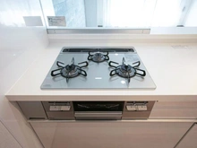 【神奈川県/横浜市青葉区美しが丘】グレイスたまプラーザII キッチン：三口ガスコンロ