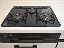 【神奈川県/横浜市都筑区池辺町】クオス鴨居IIレジデンシャルステージ キッチン：三口コンロ