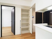 【神奈川県/横浜市青葉区新石川】ディーレスティアたまプラーザフォースレジデンス リビング・ダイニング：リビング収納