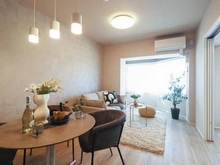 【神奈川県/横浜市青葉区新石川】シーアイハイツたまプラーザパークヒルズ A棟 リビング・ダイニング：※家具・調度品等は販売価格に含まれておりません。
（右）リビングダイニング
