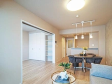 【神奈川県/横浜市青葉区新石川】シーアイハイツたまプラーザパークヒルズ A棟 リビング・ダイニング：（左）洋室