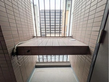 【神奈川県/横浜市中区山下町】ライオンズマンション横濱山下公園 玄関：玄関横花台