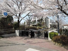 【東京都/八王子市上柚木】南大沢学園一番街1号棟 敬愛フレンド保育園（現地より約389m）