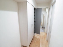 【東京都/小平市学園西町】ライオンズマンション一橋学園 廊下：収納