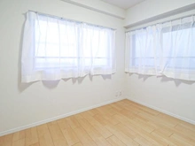 【東京都/小平市学園西町】ライオンズマンション一橋学園 洋室：約4.4帖
大規模修繕工事中