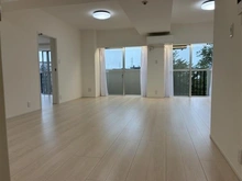 【東京都/小平市花小金井南町】ライオンズプラザ花小金井 リビング・ダイニング：緑と空が見えるリビングです。