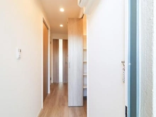 【東京都/小金井市本町】小金井ハイツ 玄関：玄関ホール・右側：シューズインクローゼット