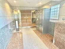 【東京都/世田谷区弦巻】ライオンズマンション弦巻 エントランス：右側：宅配BOX
