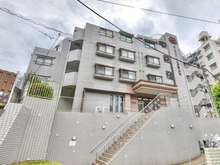 【東京都/世田谷区弦巻】エンゼルハイム馬事公苑 外観：南側敷地より、階段を使用せずにフラットな道のりでエントランスまで到達可能