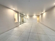 【東京都/世田谷区瀬田】ブランズ瀬田 アプローチ：二重ロック設計の為、セキュリティ性に優れております。