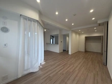 【東京都/杉並区今川】アールヴェール荻窪北 LDK：約16.8帖、4.5帖の洋室をスライドドアで開放できます