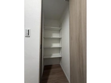 【東京都/杉並区今川】アールヴェール荻窪北 収納：廊下部分の収納