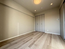 【東京都/杉並区梅里】グランドメゾン新高円寺 洋室：リビングに隣接した洋室（約5.0帖）