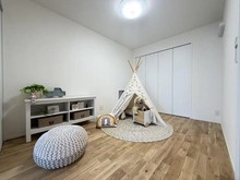 【東京都/杉並区浜田山】東急ドエル・プレステージ浜田山ガーデンズ 洋室：リビングに隣接した約5.7帖の洋室