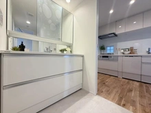 【東京都/杉並区浜田山】東急ドエル・プレステージ浜田山ガーデンズ 洗面室：キッチンから洗面室にアクセス可能な間取り