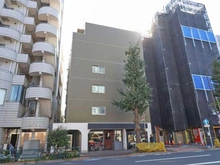 【東京都/目黒区下目黒】ドミニ目黒 外観：中央が対象物件です