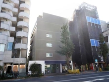 【東京都/目黒区下目黒】ドミニ目黒 外観：中央が対象物件です