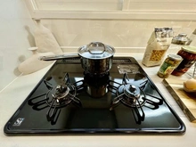 【東京都/練馬区桜台】桜台マンション キッチン：三口コンロ
※家具調度品等は販売価格に含まれません。