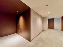 【東京都/港区三田】三田ガーデンヒルズ ノースヒル 玄関：木を基調にした玄関となっております