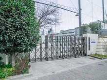 【東京都/港区麻布狸穴町】ブランズ麻布狸穴町 港区立六本木中学校（現地より約1,200m）