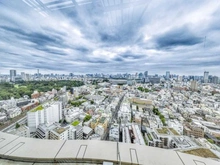 【東京都/渋谷区千駄ヶ谷】パークコート神宮北参道ザタワー 共用部：フィーリングデッキ（屋上共用施設）からの眺望