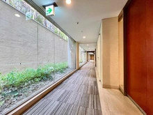 【東京都/港区西麻布】パークハウス麻布霞町 共用部：内廊下（地下1階：エントランス階）