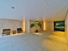 【東京都/港区麻布狸穴町】ブランズ麻布狸穴町 エントランス